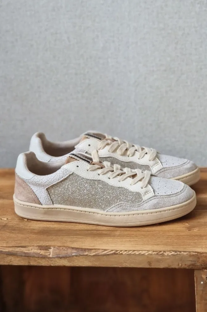 Sneakers blancas con detalles glider dorado