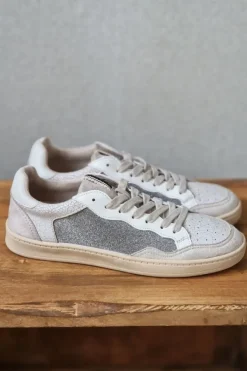 Sneakers blancas con detalles glider plateado