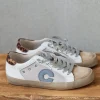 Sneakers blancas con detalles en animal print