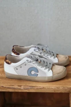 Sneakers blancas con detalles en animal print