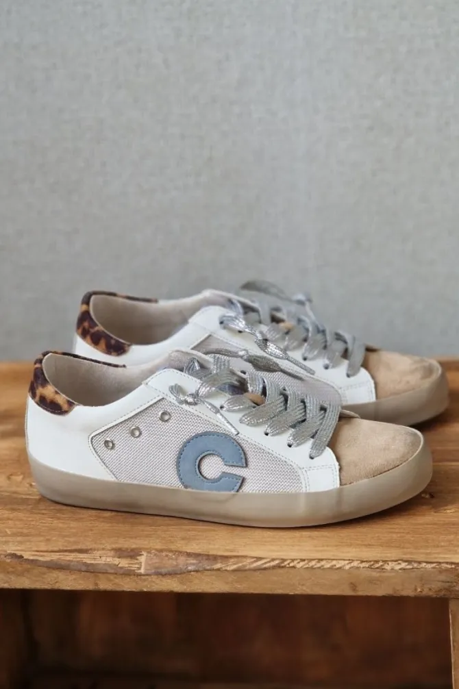Sneakers blancas con detalles en animal print