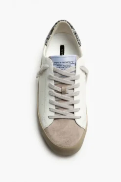 Sneakers blancas con detalles plateados