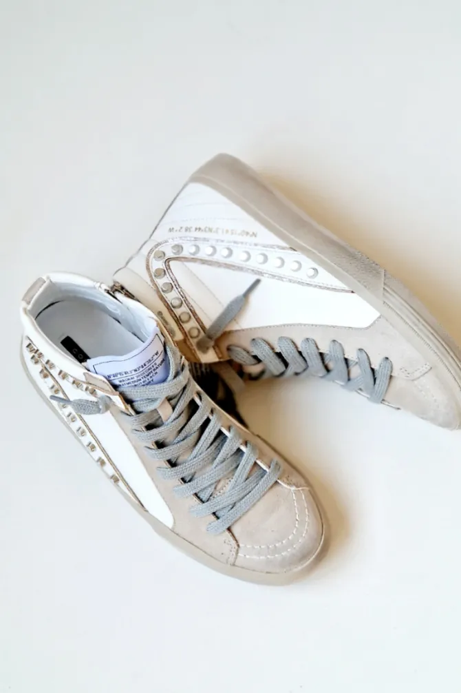 Sneakers blancas con detalles de tachuelas