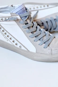 Sneakers blancas con detalles de tachuelas
