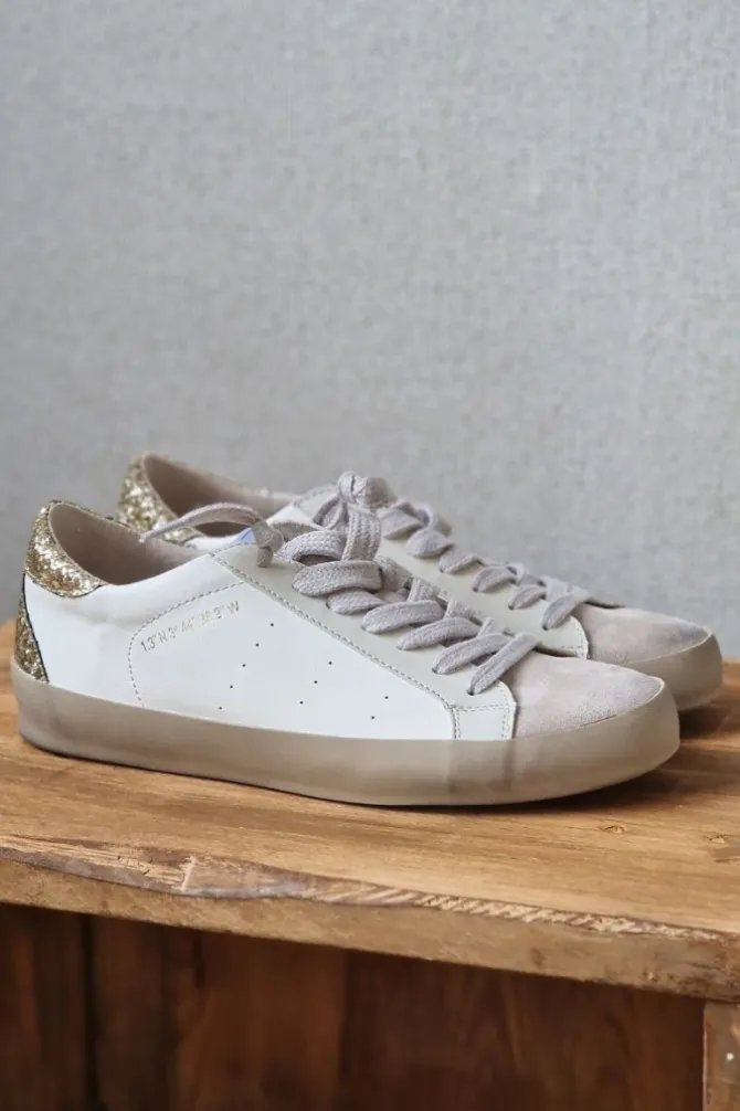 Sneakers blancas con detalles dorado