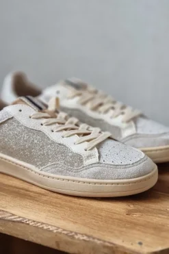 Sneakers blancas con detalles glider dorado