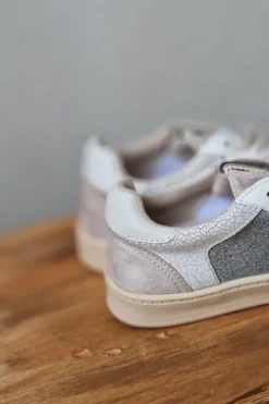 Sneakers blancas con detalles glider plateado
