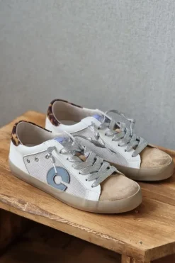 Sneakers blancas con detalles en animal print