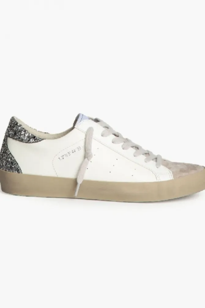 Sneakers blancas con detalles plateados