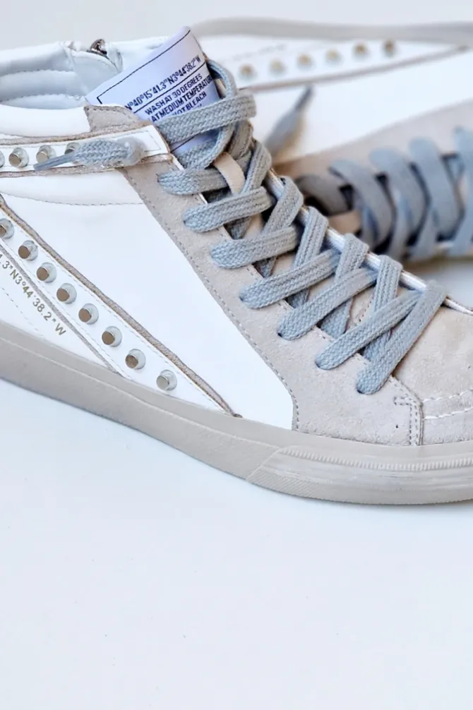 Sneakers blancas con detalles de tachuelas