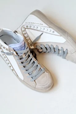Sneakers blancas con detalles de tachuelas