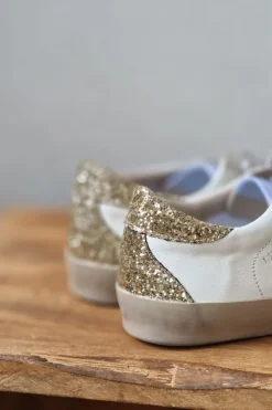 Sneakers blancas con detalles dorado