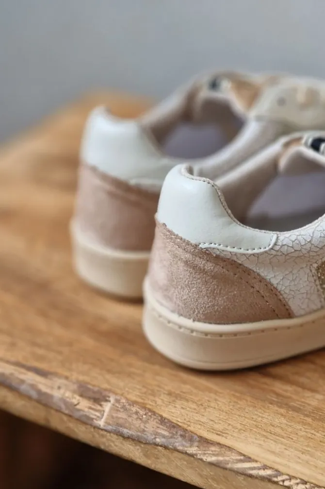 Sneakers blancas con detalles glider dorado