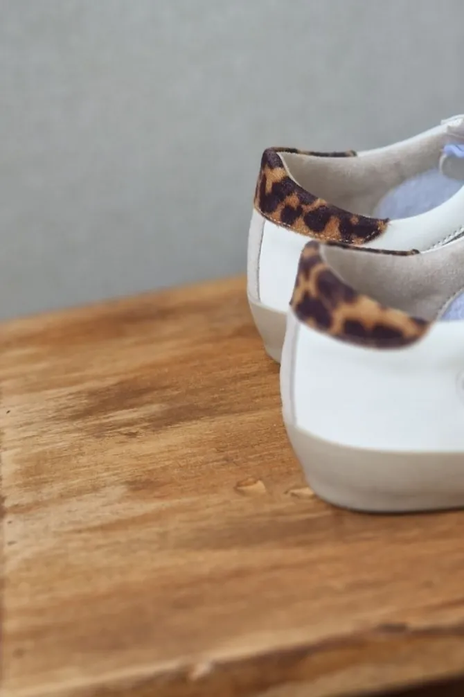 Sneakers blancas con detalles en animal print