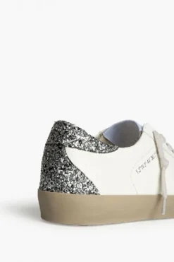 Sneakers blancas con detalles plateados