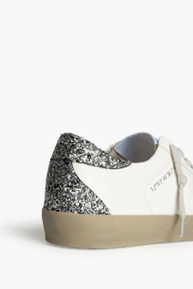 Sneakers blancas con detalles plateados