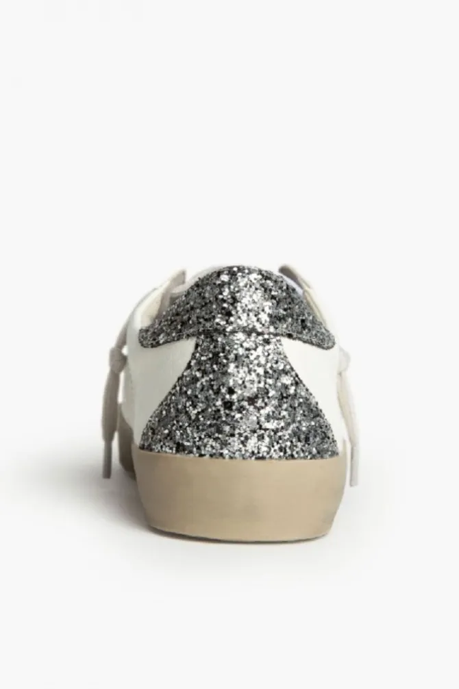 Sneakers blancas con detalles plateados