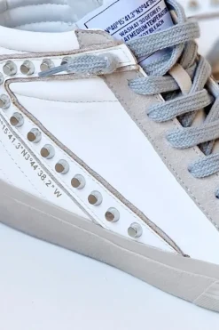 Sneakers blancas con detalles de tachuelas
