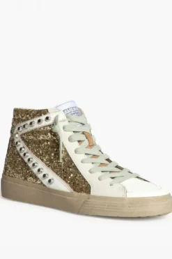 Sneakers dorada con detalle blanco, glitter y tachuelas