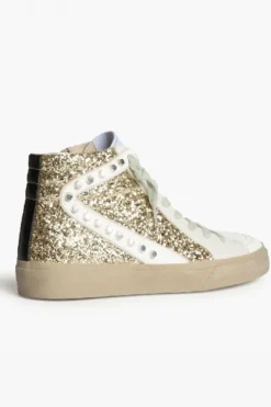 Sneakers dorada con detalle blanco, glitter y tachuelas