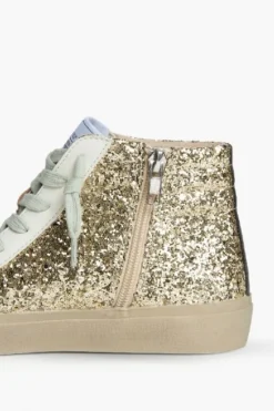 Sneakers dorada con detalle blanco, glitter y tachuelas