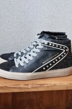 Sneakers negras con detalles tachas y gliter