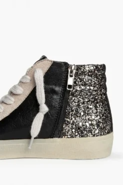 Sneakers negras con detalle blanco, glitter y tachuelas