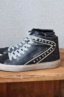 Sneakers negras con detalles tachas y gliter