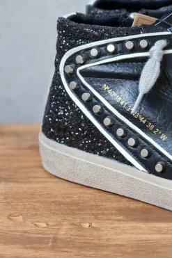 Sneakers negras con detalles tachas y gliter