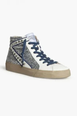 Sneakers plateada con detalle azul, glitter y tachuelas