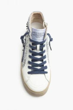 Sneakers plateada con detalle azul, glitter y tachuelas