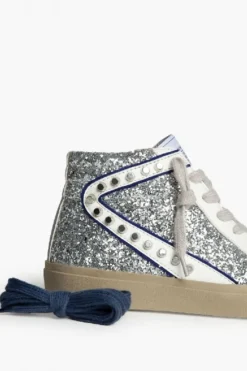 Sneakers plateada con detalle azul, glitter y tachuelas