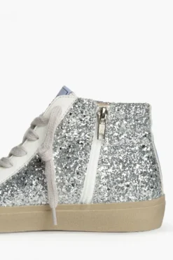 Sneakers plateada con detalle azul, glitter y tachuelas
