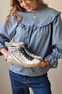 Sneakers plateada con detalle azul, glitter y tachuelas