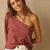 Top asimétrico con estrellas berenjena