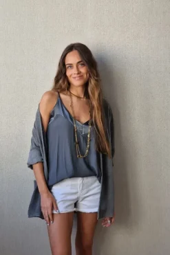 Top de tirantes con detalle raso gris
