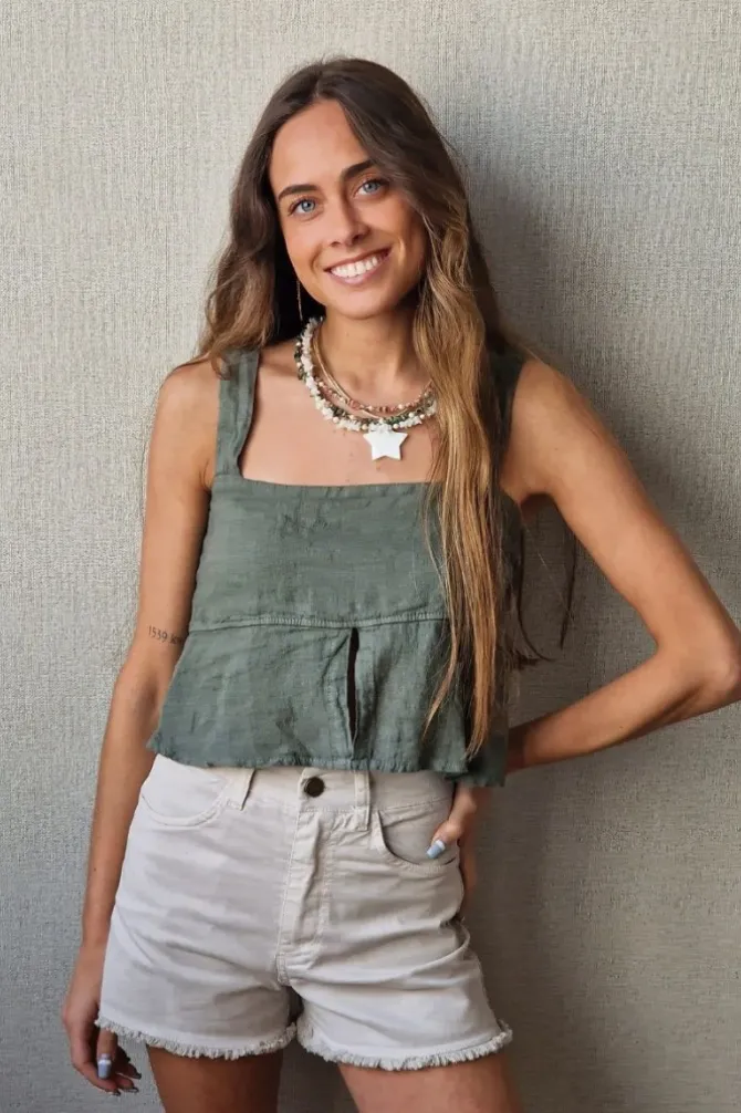 Top de tirantes lino color verde militar