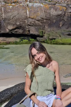Top fruncido asimétrico verde