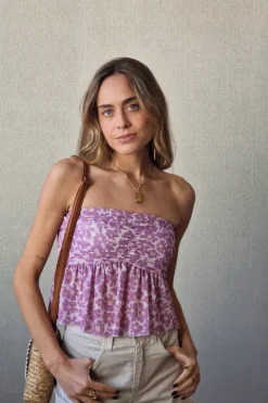 top fruncido volante flores lila