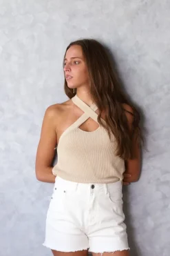 Top halter Limens con tira ancha cruzada beige