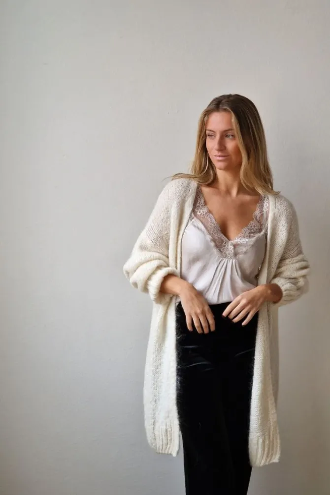 Top lencero beige tirante ancho con puntilla