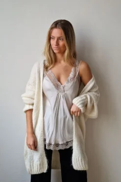 Top lencero beige tirante ancho con puntilla