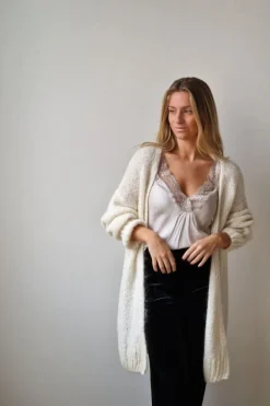 Top lencero beige tirante ancho con puntilla