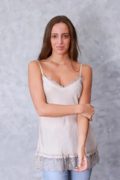 Top lencero con puntilla beige