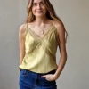 Top lencero con puntilla mostaza
