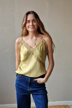 Top lencero con puntilla mostaza