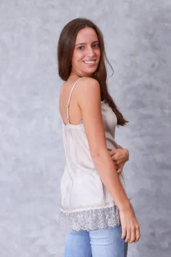 Top lencero con puntilla beige