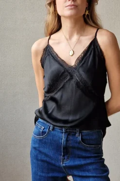 Top lencero con puntilla negro