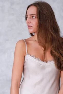 Top lencero con puntilla beige