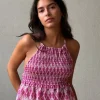 Top nido de abeja cuello halter color rosa